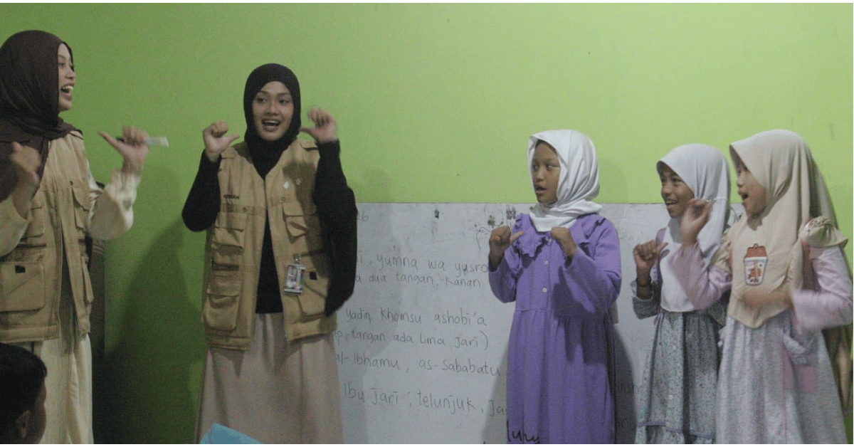 Belajar Mengaji Lebih Inklusif, KKN SEVARDHANA UIN Jakarta Kenalkan Bahasa Isyarat Huruf Hijaiyah di TPQ Al-Kautsar