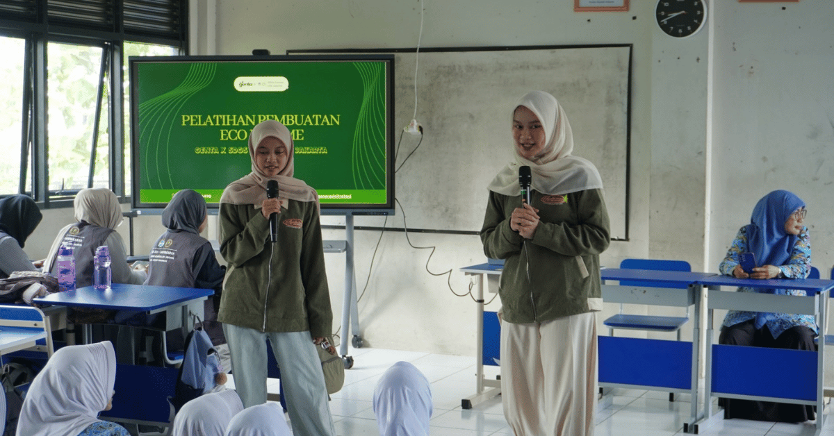 Dari Sampah Plastik Jadi Karya, KKN 199 Langkah Bersama Kenalkan Ecobrick kepada Warga