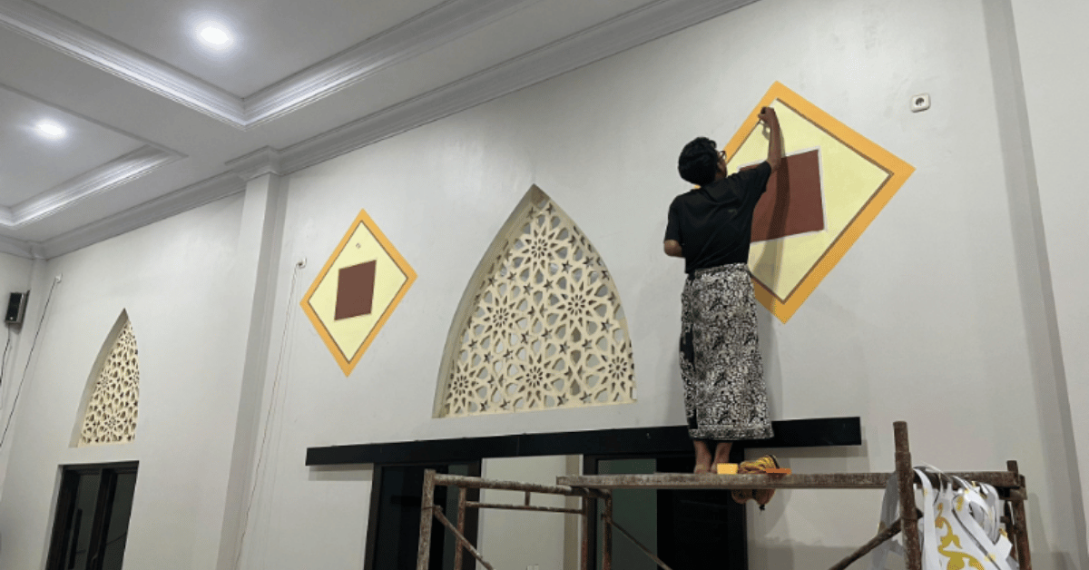 Bukan Sekadar Hiasan, KKN 126 Gunamarta Jadikan Kaligrafi sebagai Media Dakwah di Rumah Ibadah