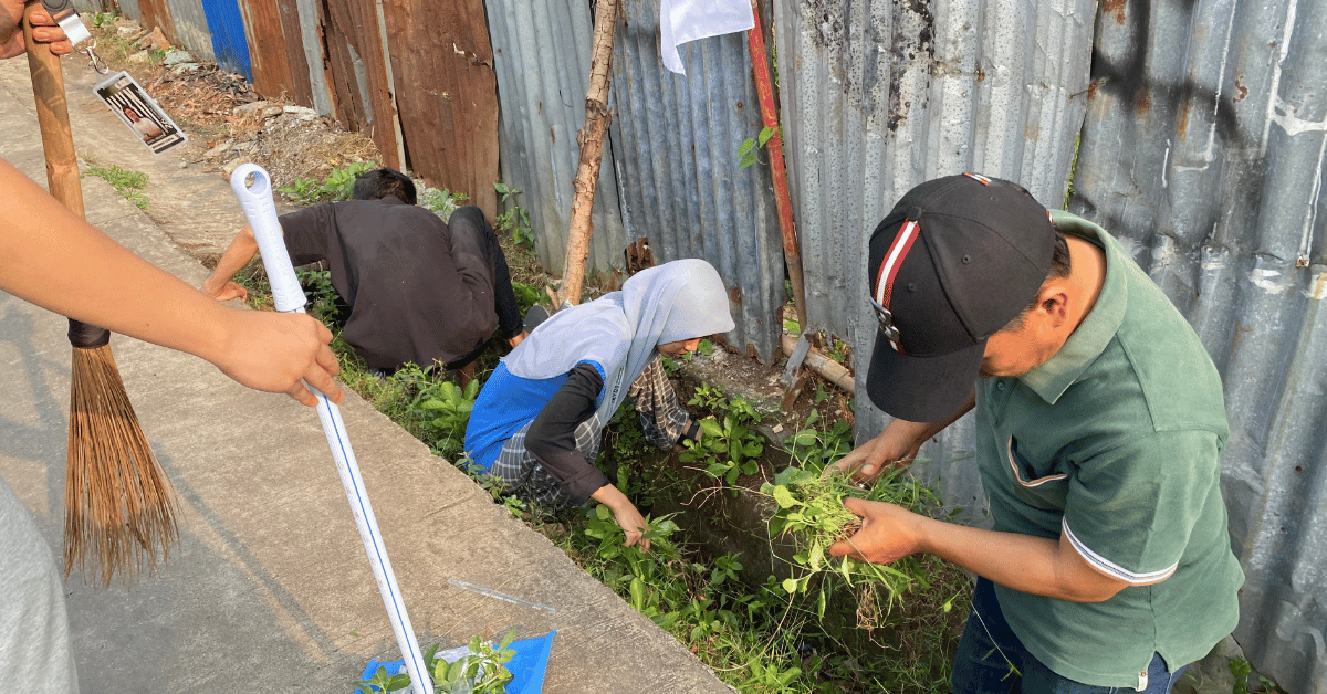 Jaga Duren Seribu Tetap Bersih, KKN SEVARDHANA Turun Bersama Warga hingga Aparatur Kelurahan