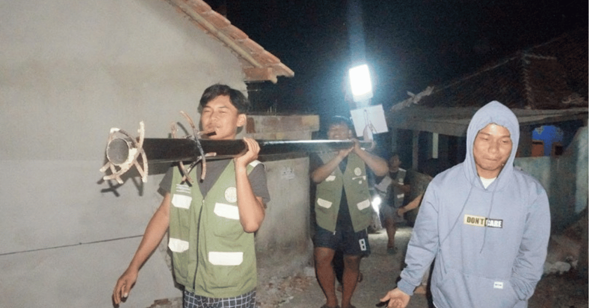 KKN Synara 144 UIN Jakarta Pasang Panel Surya untuk Terangi Jalan RW 10 Desa Ciasmara