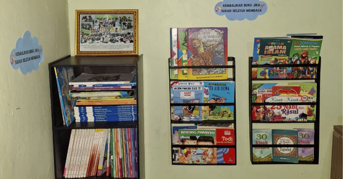 Dari Pelataran Tak Terpakai Jadi Ruang Literasi, KKN 256 Mahitala UIN Jakarta Hadirkan Taman Baca bagi Anak-Anak di Desa Curug Wetan