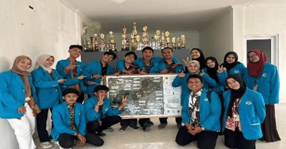 KKN 169 Nishkama UIN Jakarta Serahkan Peta Desa sebagai Media Informasi Wilayah Curugbitung