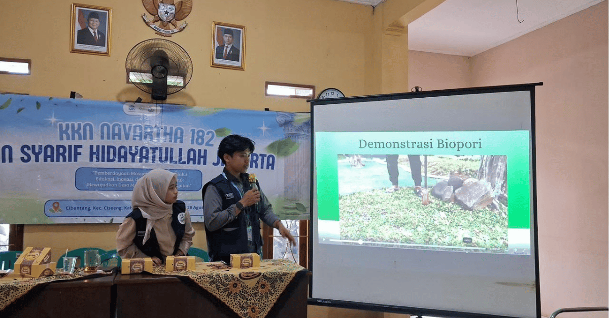 KKN 182 UIN Jakarta Sosialisasikan dan Pasang Lubang Resapan Biopori untuk Kurangi Pembakaran Sampah di Desa Cibentang