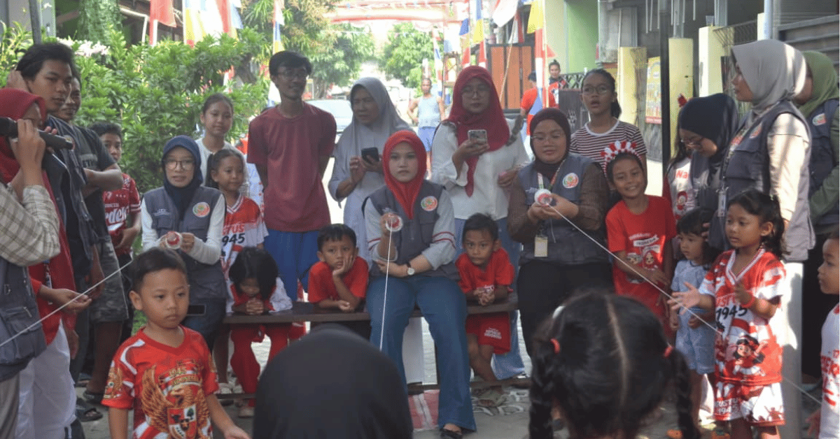 Semarak HUT RI ke-81, KKN 311 Sevara UIN Jakarta Bersama Karang Taruna Meriahkan Perayaan di RT 05 Mekarsari