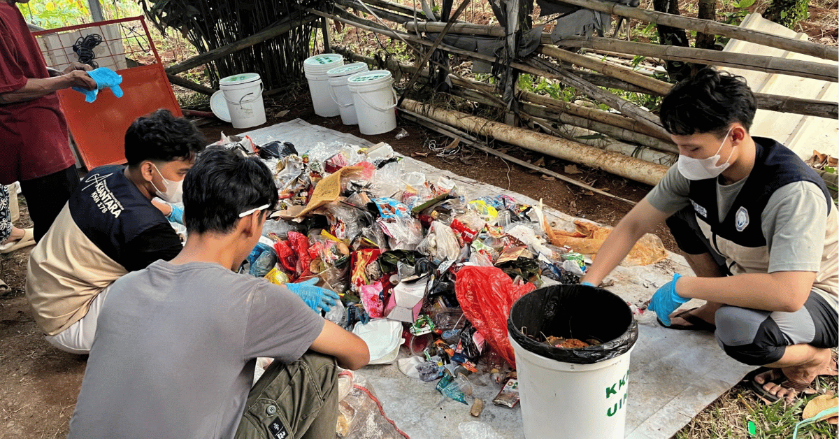 Dari Polusi Menjadi Solusi, KKN 178 UIN Jakarta Sulap Limbah Jadi Berkah Warga Cidokom