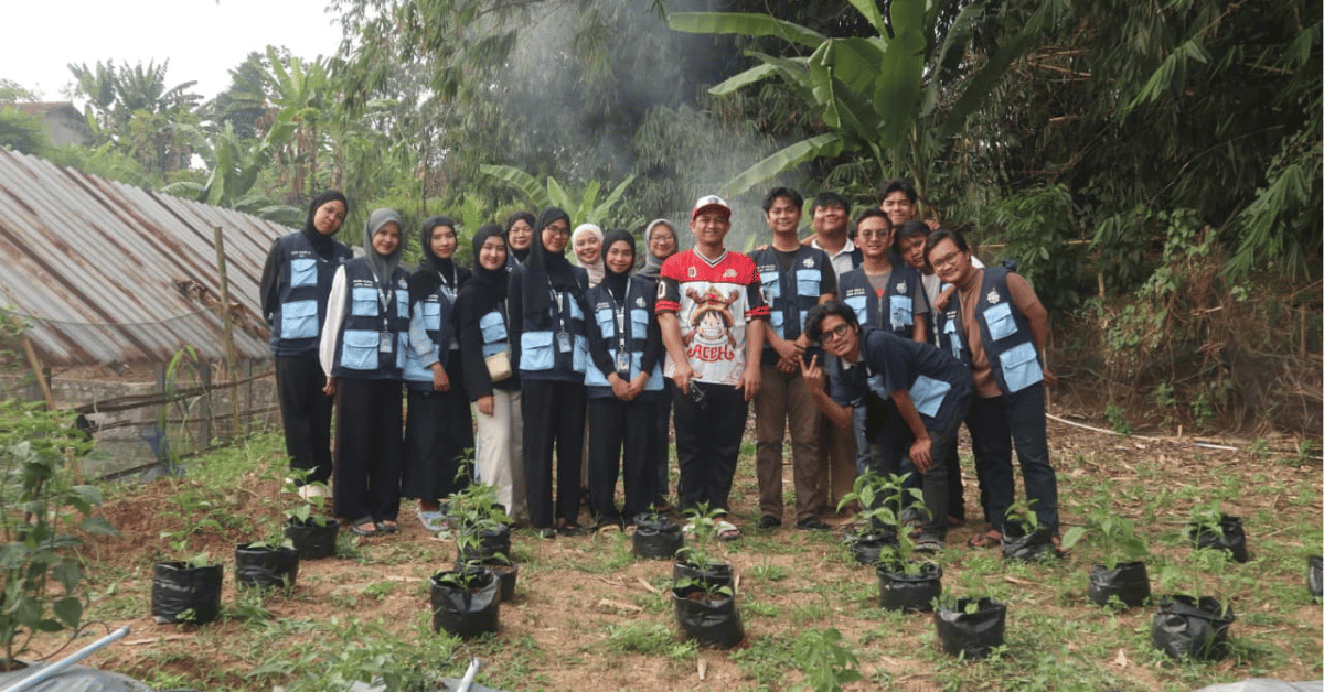 Tinggalkan Jejak Hijau, KKN 302 Vektara UIN Jakarta Tanam 100 Bibit Bersama Kelompok Tani Desa Margasari