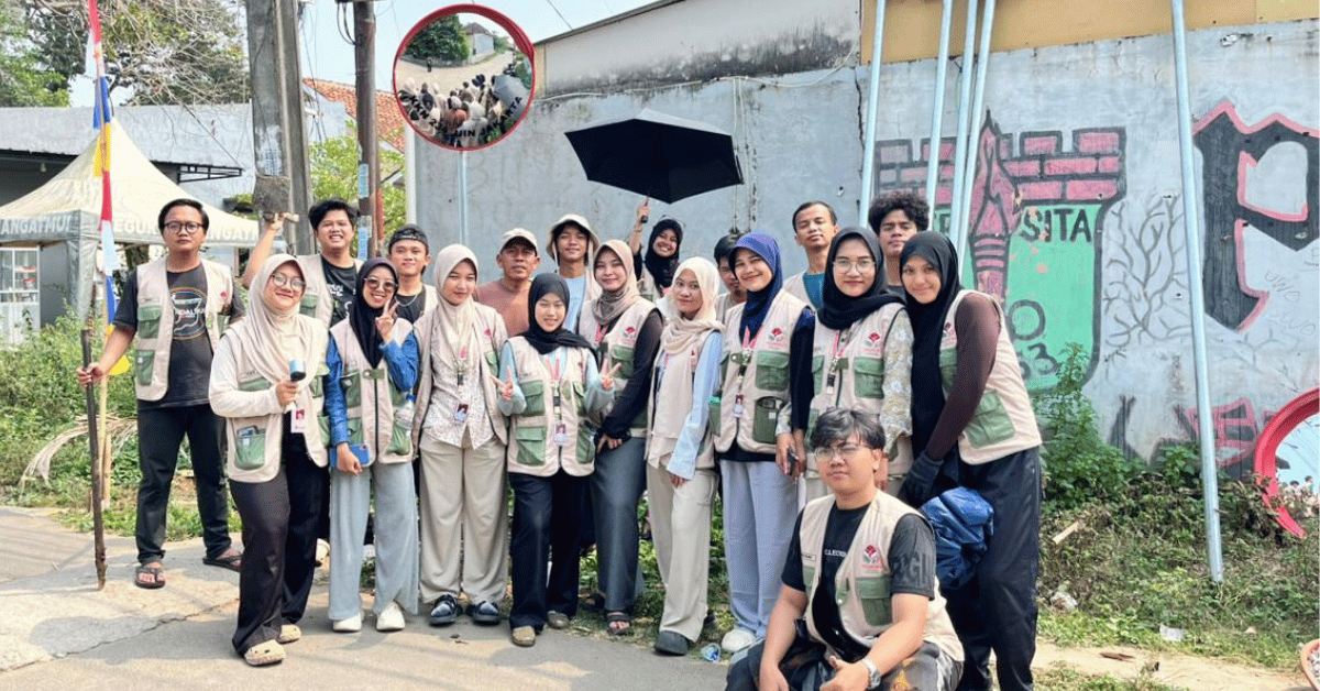 KKN 234 Aksawira UIN Jakarta Pasang Kaca Cembung untuk Tingkatkan Keselamatan Berkendara di Cisauk Girang
