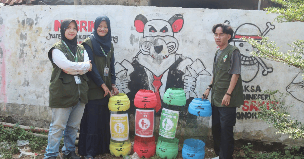 KKN Aksara UIN Jakarta Edukasi Pengelolaan Sampah dan Salurkan Tempat Sampah di Desa Benteng