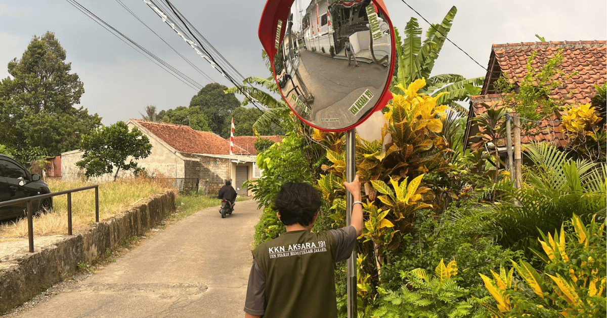 KKN Aksara 191 Pasang Kaca Cembung di Titik Blind Spot Desa Benteng, Dorong Keselamatan Berlalu Lintas