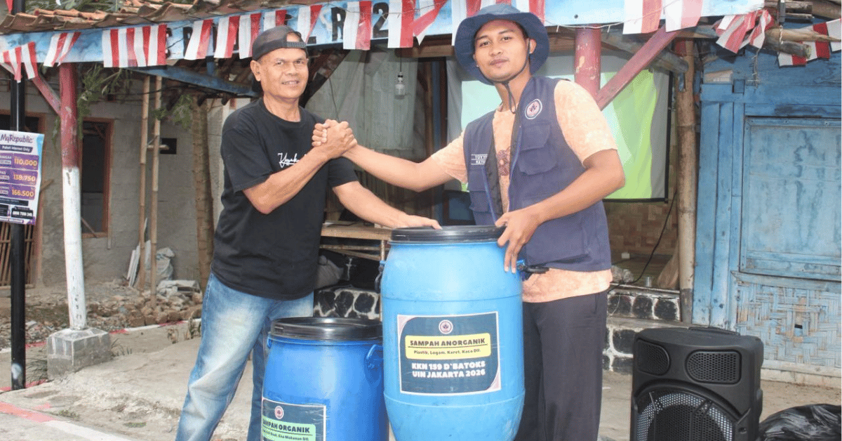 KKN 159 D’Batoks UIN Jakarta Hadirkan Bank Sampah untuk Atasi Sampah di Sungai Desa Cibatok 2