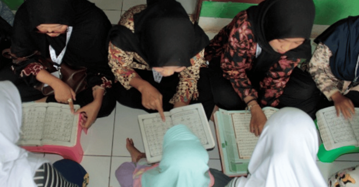 KKN 177 Adhyastha Hadirkan Bimbingan BTQ dan Hibahkan Iqro untuk Anak-anak RW 011