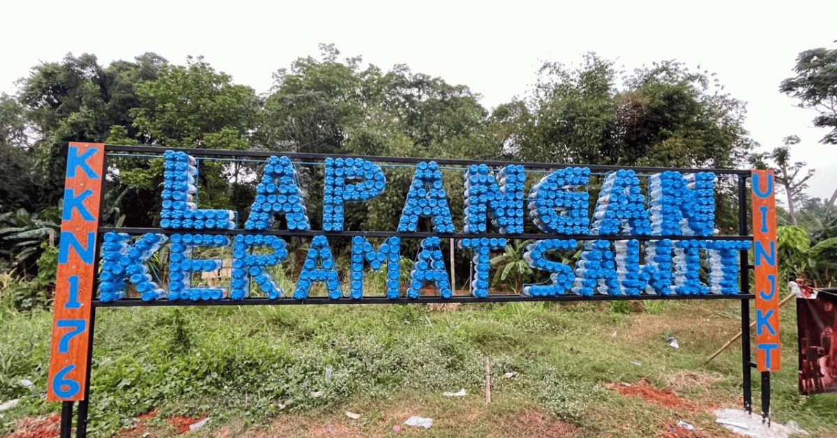 KKN 176 Loka Samgraha Manfaatkan Sampah Plastik Jadi Ecobrick untuk Percantik Lapangan Keramat Sawit