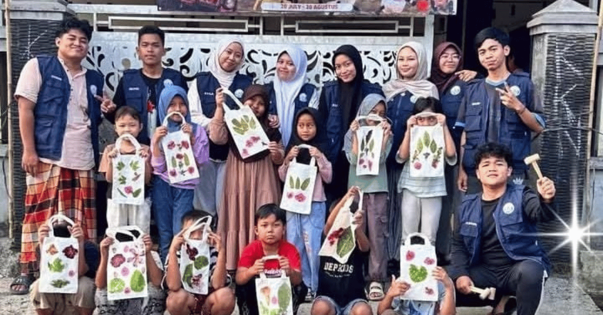 Belajar Sambil Berkarya, KKN 211 Astakarsa Ajak Anak Desa Babakan Membuat Totebag Ecoprint