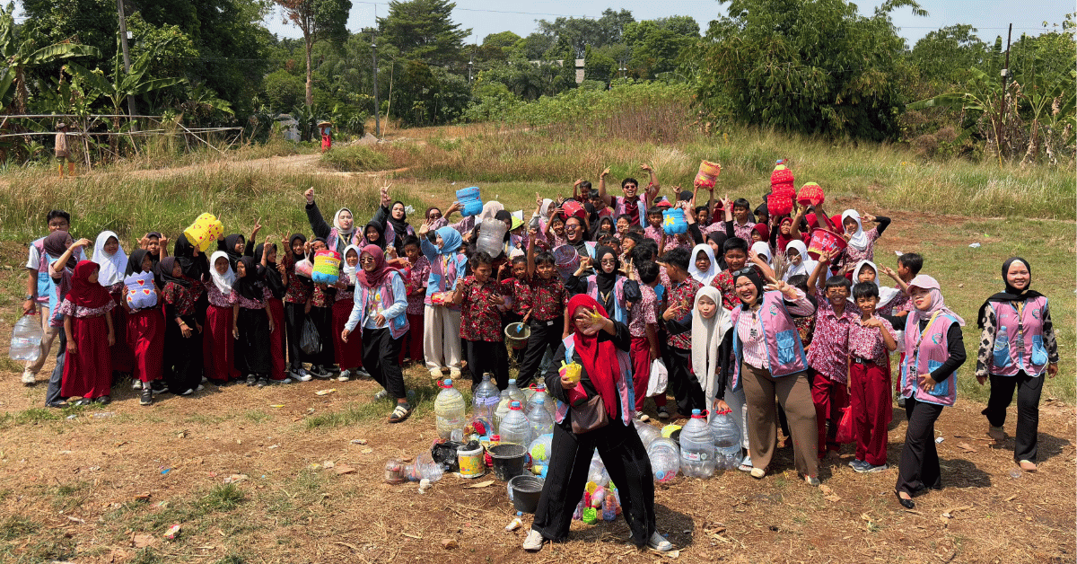 KKN Kelompok 176 UIN Jakarta Tanam 200 Bibit Pohon di Desa Cibadung melalui Program PENBIPO