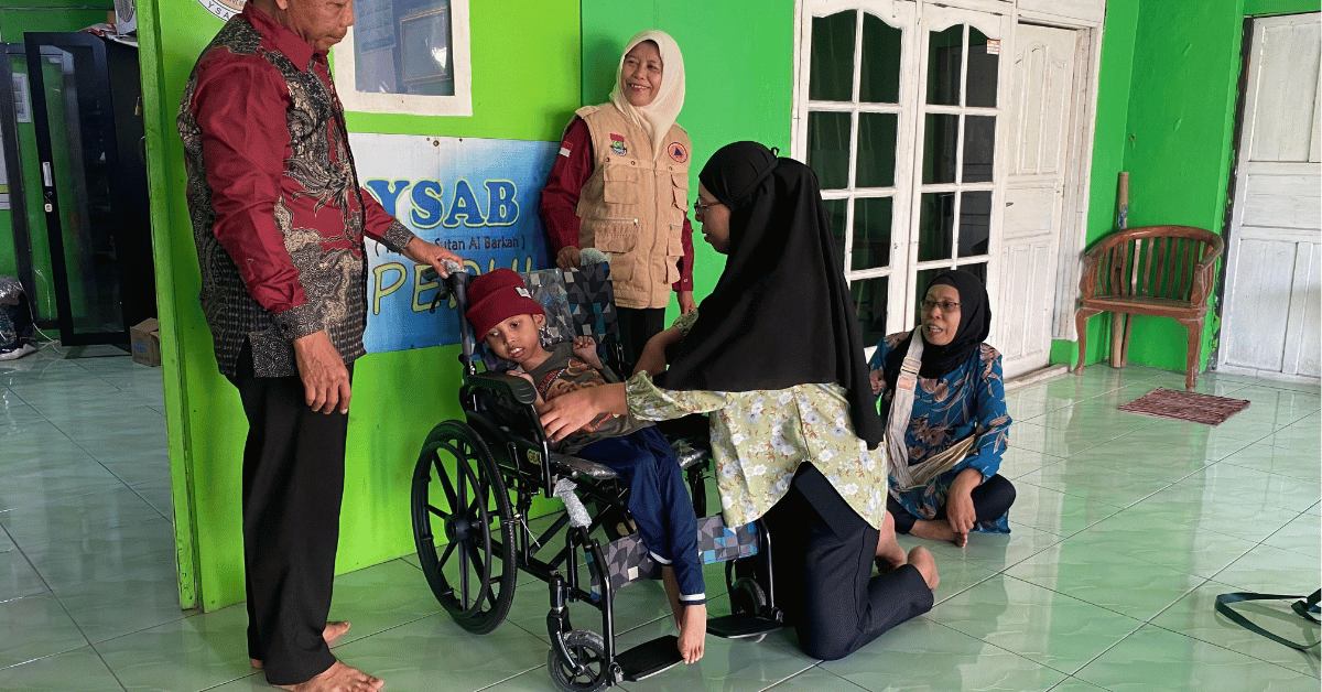 KKN 263 Sakawana UIN Jakarta Salurkan Bantuan Kursi Roda bagi Penyandang Disabilitas di Yayasan Sultan Al Barkah