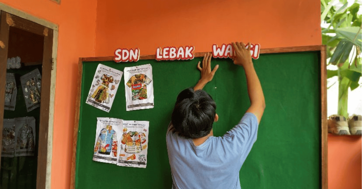 Jejak Karya untuk Sekolah, KKN 261 Bakti Nayaka UIN Jakarta Tutup Pengabdian dengan Mading Kenangan di SDN Lebak Wangi