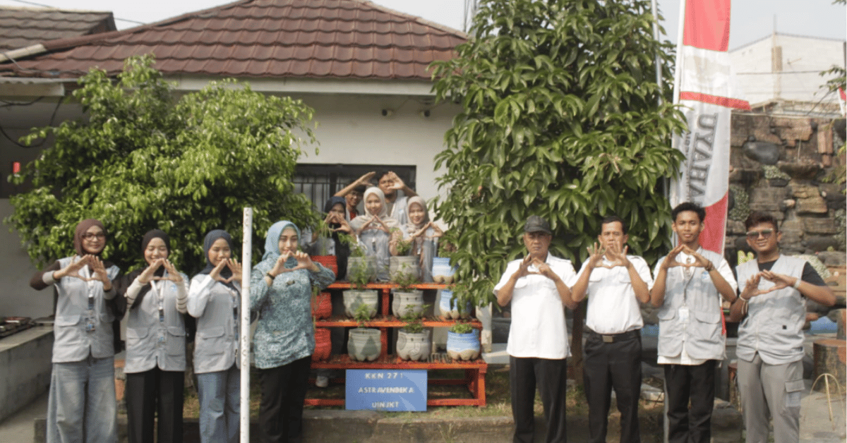 KKN 271 Astravendeka UIN Jakarta Tanam 12 Tanaman Obat Keluarga di Balai Desa Panongan