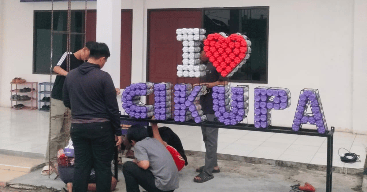 KKN 286 Sinergantara UIN Jakarta Olah Sampah Plastik Jadi Ecobrick dan Landmark “I ♡ Cikupa”
