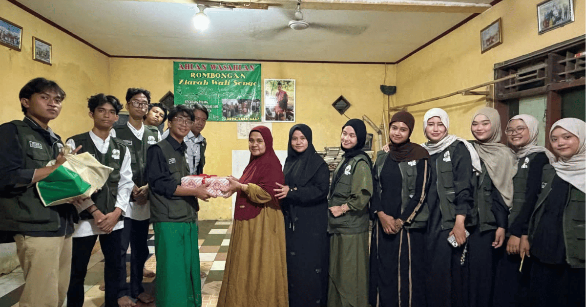 KKN 298 Bhavitra UIN Jakarta Salurkan Wakaf Alat Salat, Al-Qur’an, dan Iqra di Desa Wanakerta