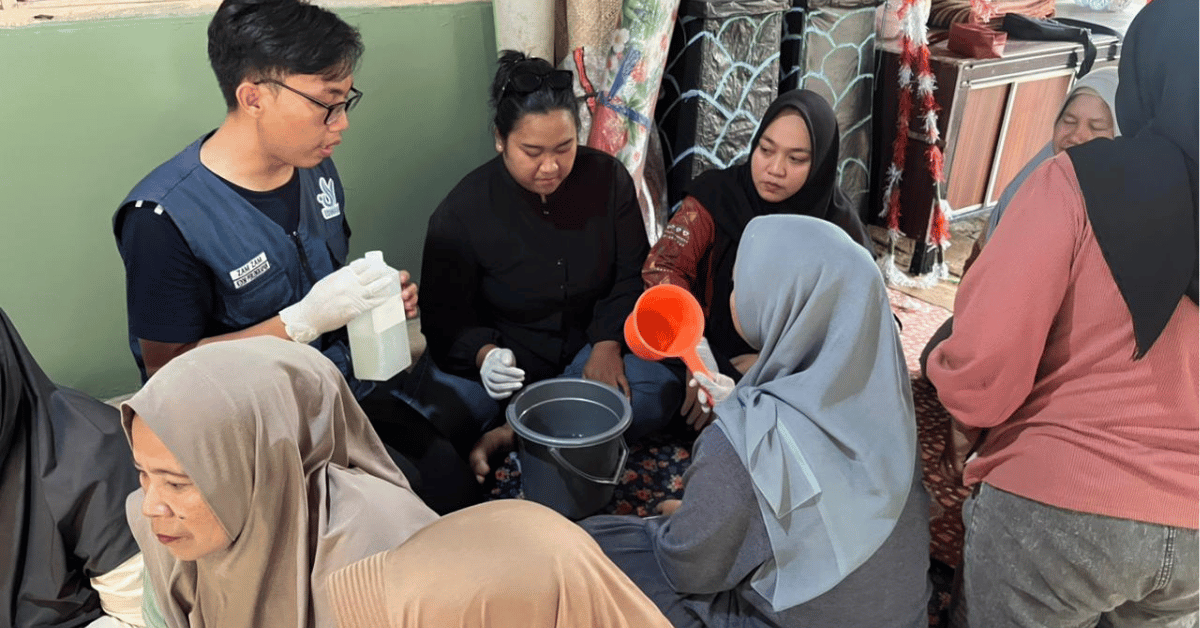 KKN ISWARA 199 UIN Jakarta Gelar Pelatihan Pembuatan Sabun Cuci Piring Bersama KWT Desa Iwul