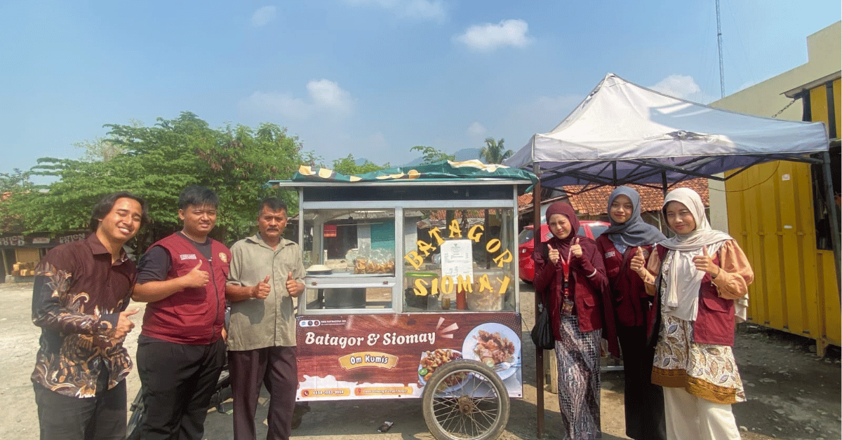 Dorong Digitalisasi UMKM, KKN 209 Antrasena UIN Jakarta Hadirkan QRIS dan Google Maps di Desa Gobang