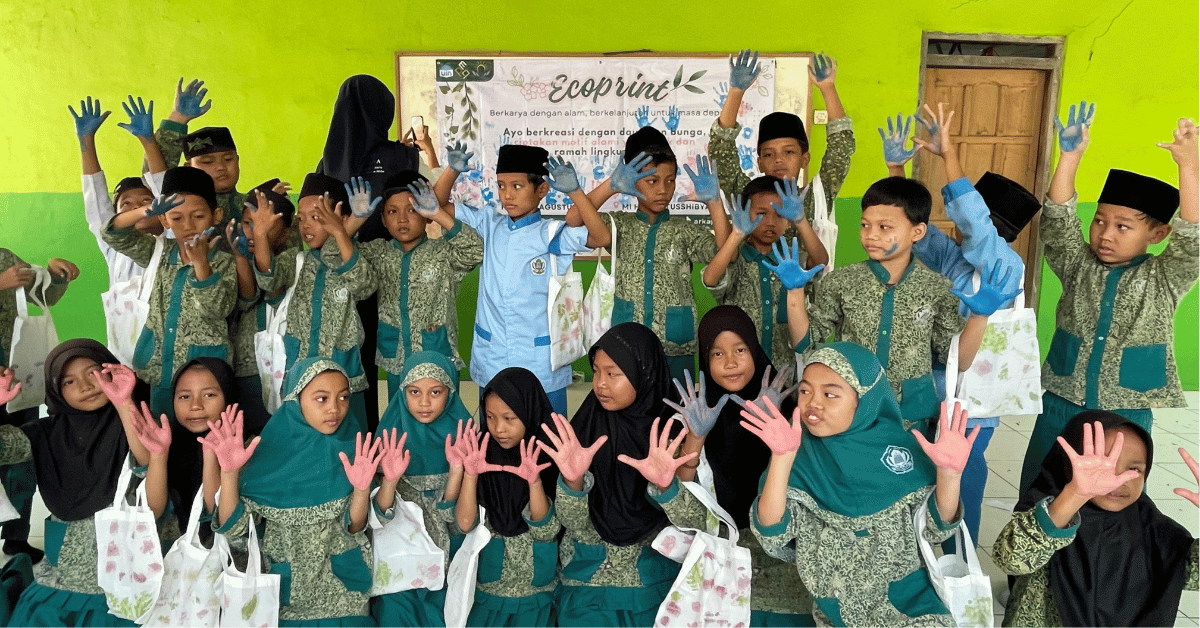 KKN 281 Arkaprana UIN Jakarta Kenalkan Ecoprint kepada Siswa MI Hidayatus Shibyan