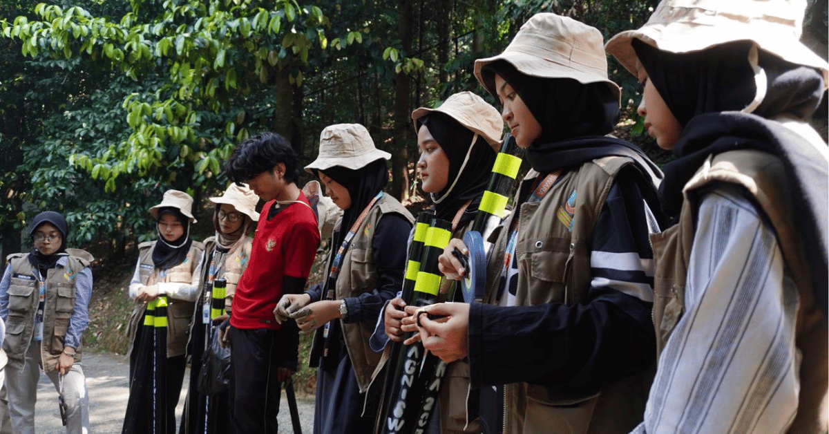Reflektor Jalan Karya KKN 203 Agniswara UIN Jakarta, Solusi Sederhana untuk Tingkatkan Visibilitas di Dusun 4 Cibeber 2