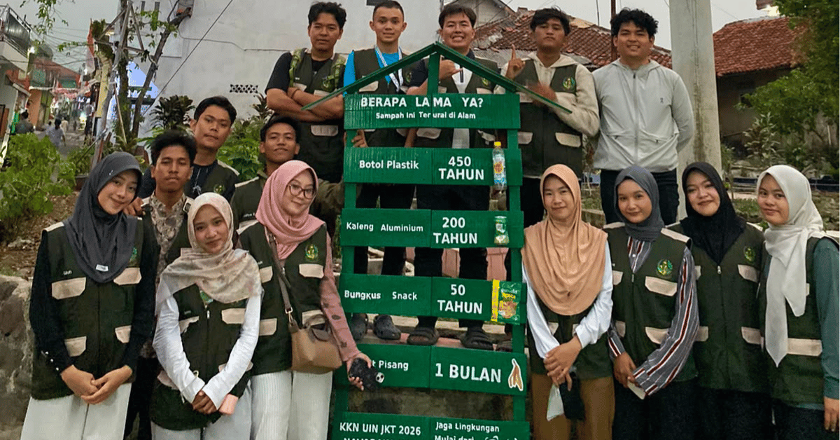 Atasi Persoalan Sampah, KKN 193 Navaraya UIN Jakarta Buat Plang Edukasi dan Tong Sampah Pilah untuk Warga RW 04 Bojongrangkas