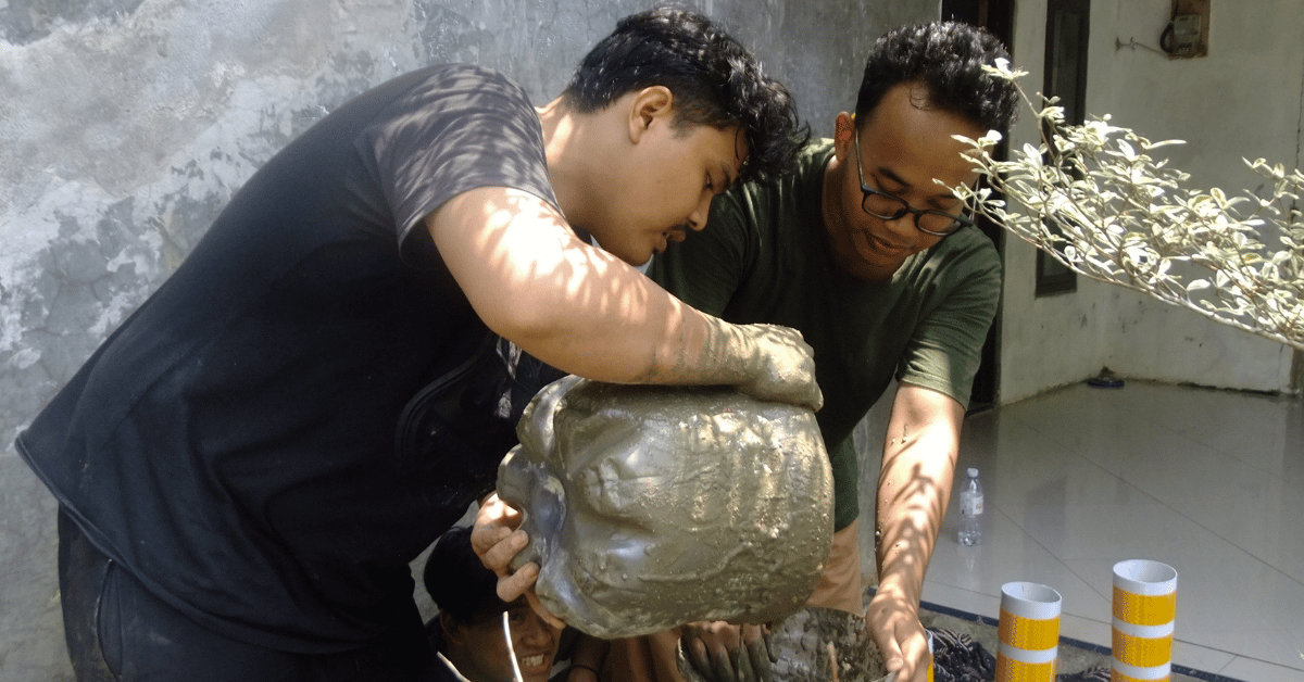 Terangi Jalur Pinggir Sungai, KKN 216 Brajakara Pasang 20 Reflektor di Kampung Leuwi Ceuri