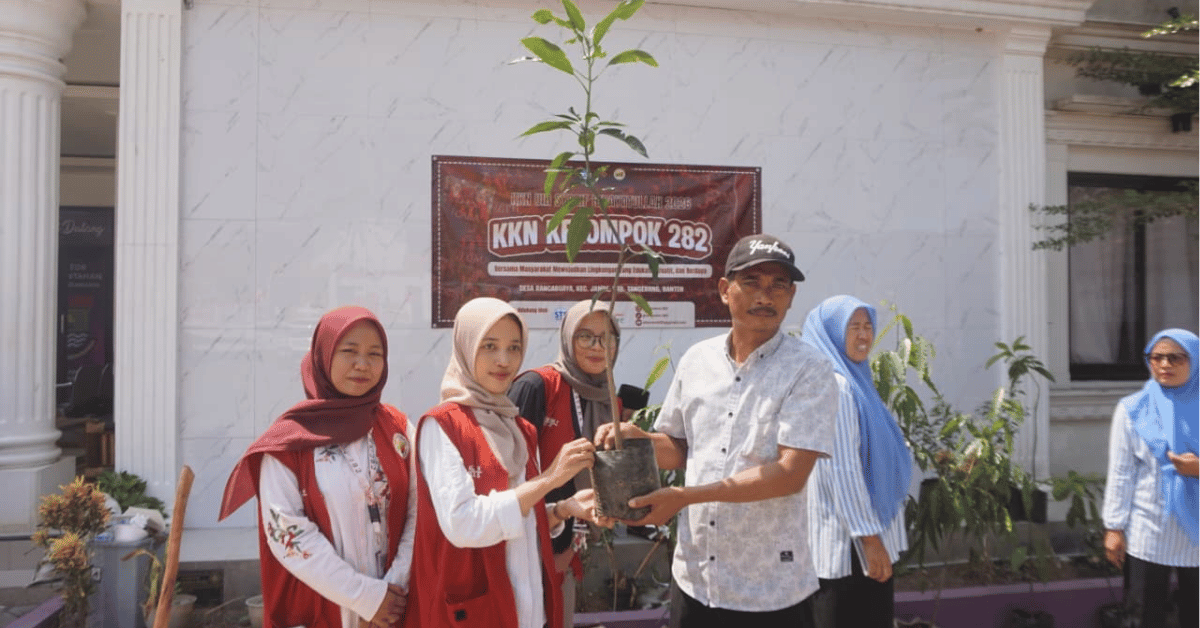KKN Altavera 282 UIN Jakarta Tanam 20 Bibit Tanaman di Desa Rancabuaya
