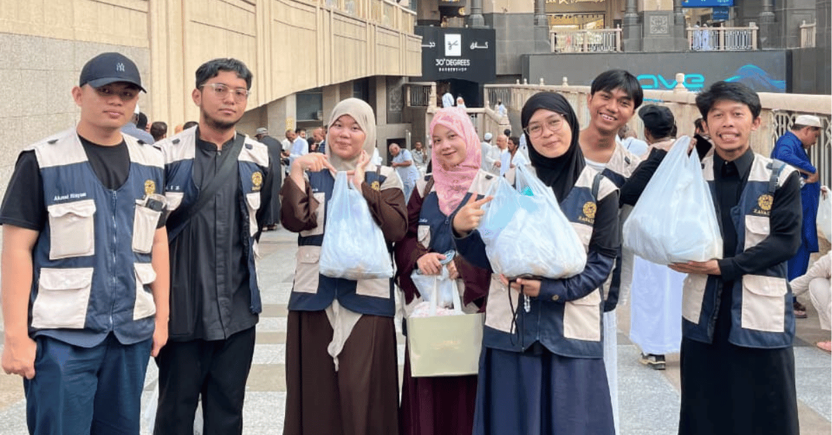Jembatani Kebaikan Masyarakat Indonesia, KKN Internasional UIN Jakarta Gelar Program Jumat Berkah di Masjidil Haram