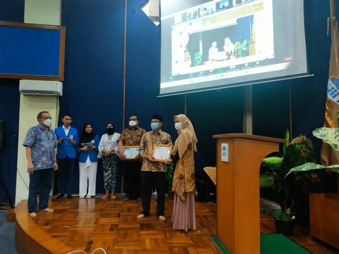 FDIKOM Gelar Pelepasan Wisudawan Ke-123