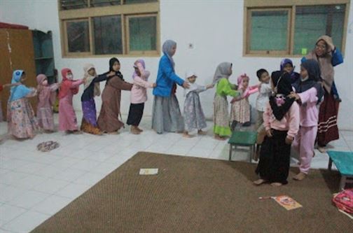 Mahasiswa BPI Gelar Kegiatan Pemberantasan Buta Huruf pada Ibu-ibu Praktikum Mikro “Tanam Kebaikan, Gapai kemuliaan dalam Kebersamaan di Bulan Ramadhan”