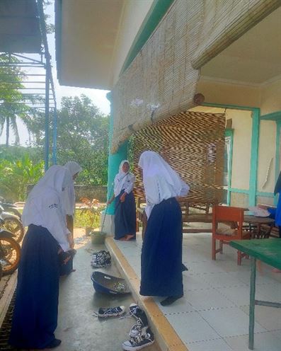 Kelompok 12 Praktikum Profesi Mikro BPI Tahun 2022 Gelar Jumat Bersih dan Penutupan Sanlat Ramadhan SMP Sebelas Maret Pabuaran Gunung Sindur