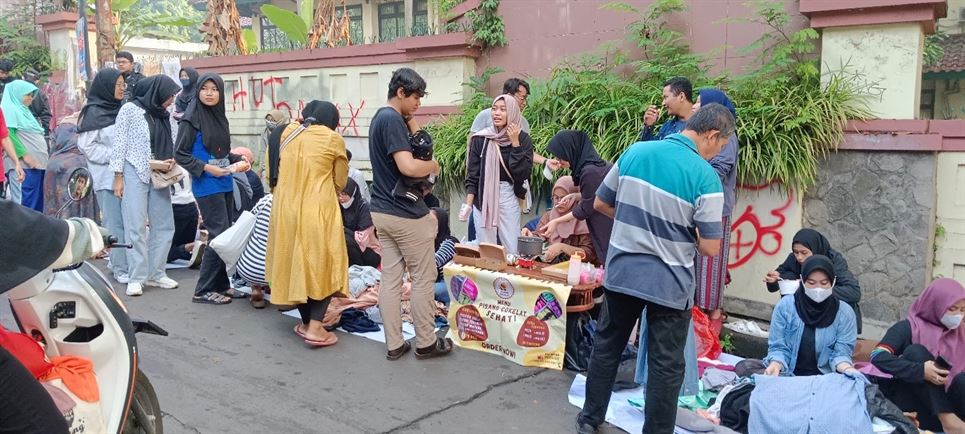 Pengabdian Masyarakat Melalui Praktik Kewirausahaan Dosen dan Mahasiswa  Semester 4A Prodi Kesos UIN Jakarta