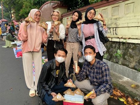 Pengabdian Masyarakat Melalui Praktik Kewirausahaan Dosen dan Mahasiswa  Semester 4B Prodi Kesos UIN Jakarta