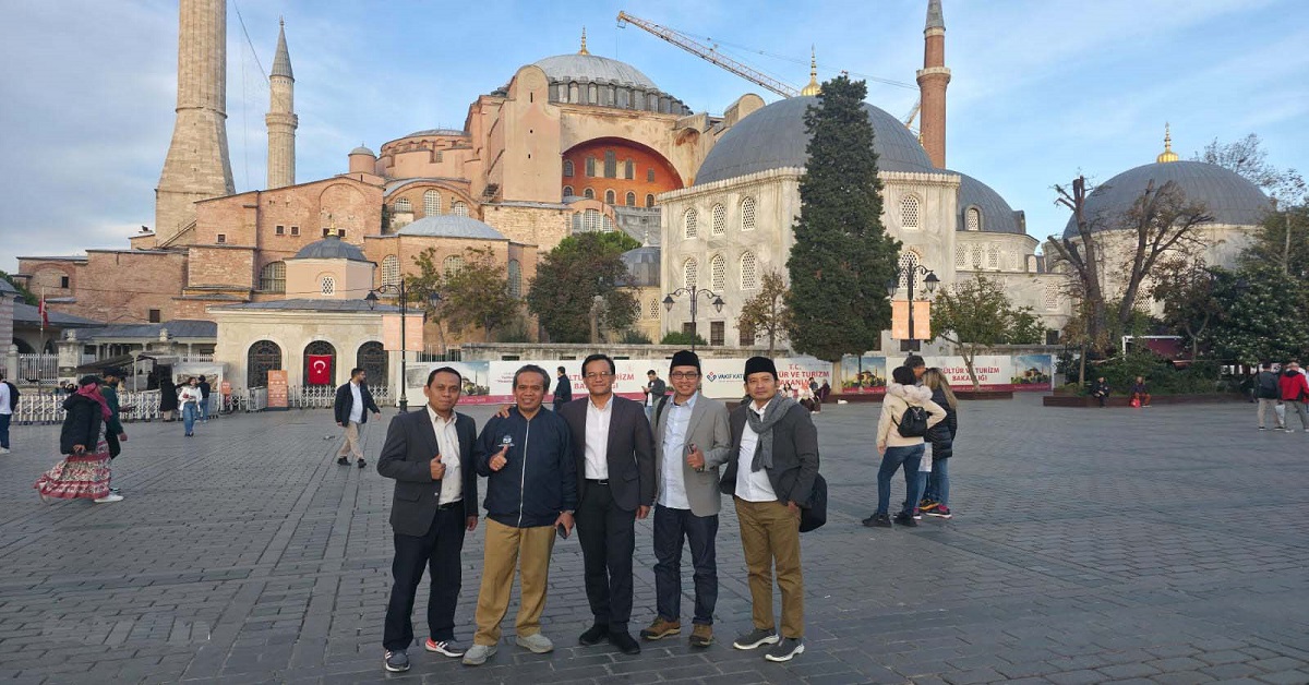 Peneliti Indonesia Berdoa di Masjid Biru yang Berusia 500 Tahun