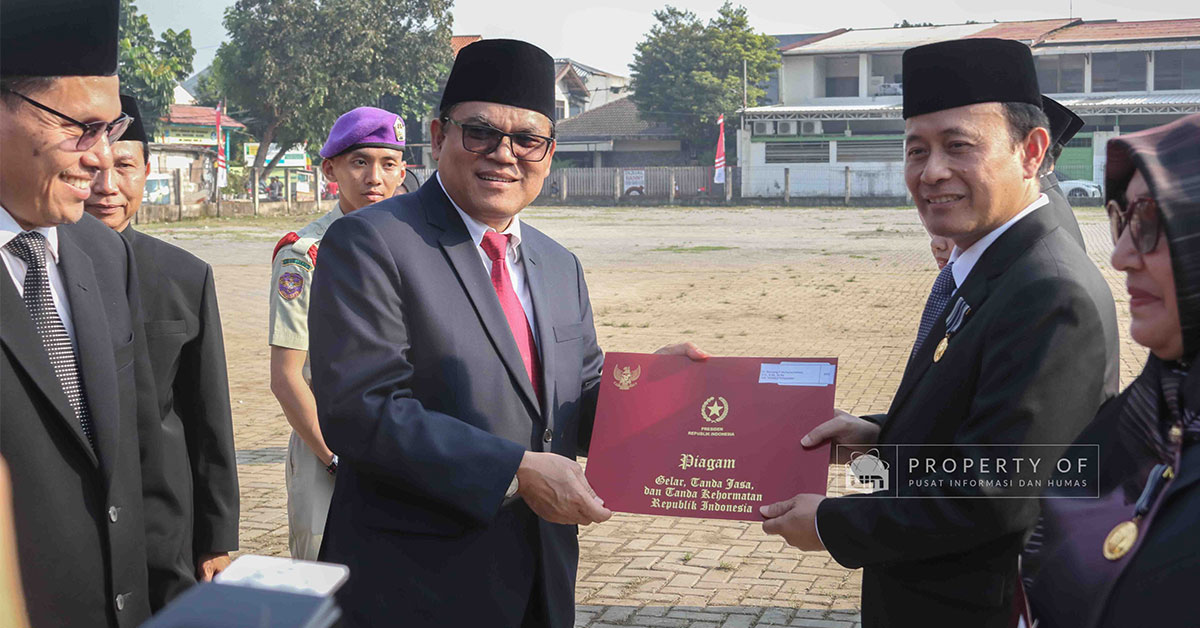 Nanang Fatchurochman Terima Satyalencana Karya Satya 30 Tahun