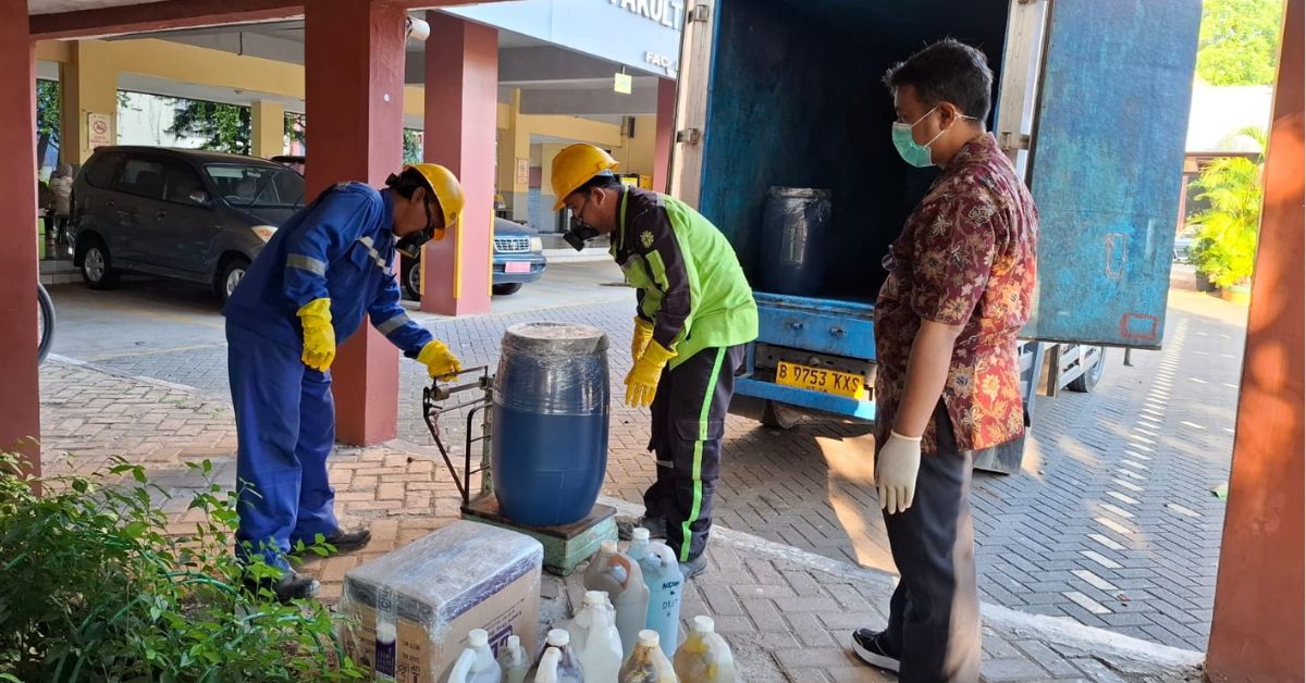 Lab FST UIN Jakarta Angkut Limbah B3 Praktikum ke TPS Sebagai Bukti Dukung Green Campus UIN Jakarta
