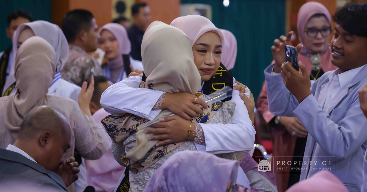 Bahagia dan Haru, Sambutan Orangtua di Sumpah Dokter UIN Jakarta ke-53