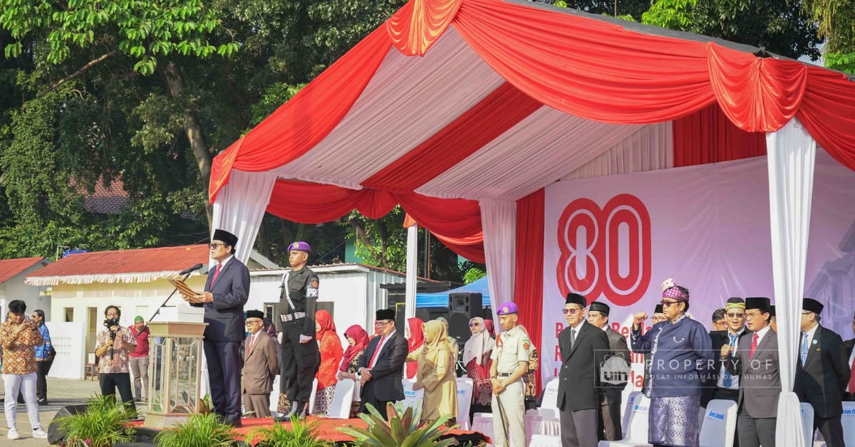 Rector of UIN Jakarta Leads the Flag-Raising Ceremony at Triguna Field