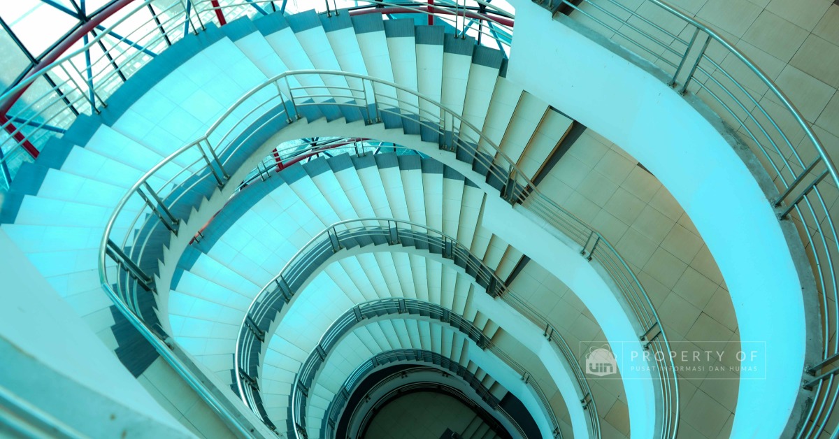 Spiral Staircase: Menggambarkan Perkembangan Ilmu Pengetahuan untuk Mendukung Kemajuan Peradaban