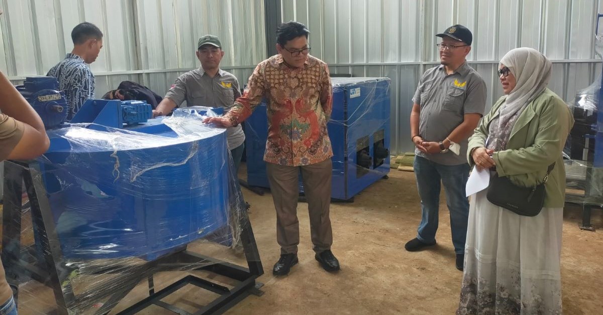 Perkuat Implementasi Green Campus, Rektor UIN Jakarta Serahkan Perangkat Sampah Terpadu
