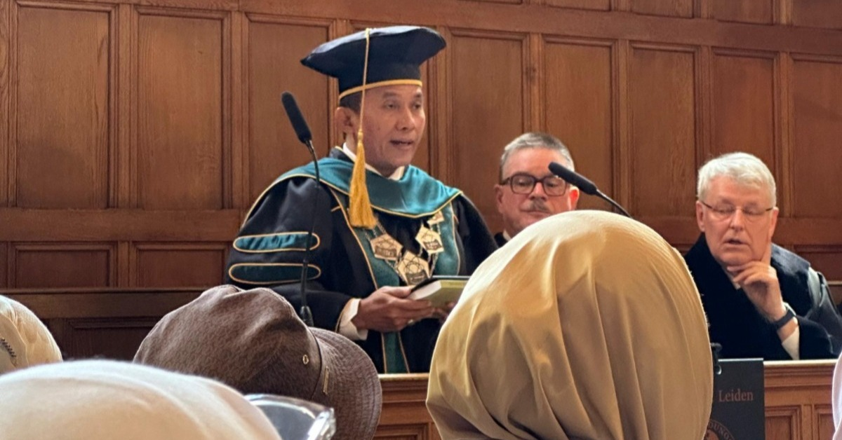 أستاذ الفيلولوجيا بجامعة جاكرتا الإسلامية الحكومية (UIN) مناقشاً لأطروحة دكتوراه حول التفسير الصوفي الجاوي بجامعة لايدن
