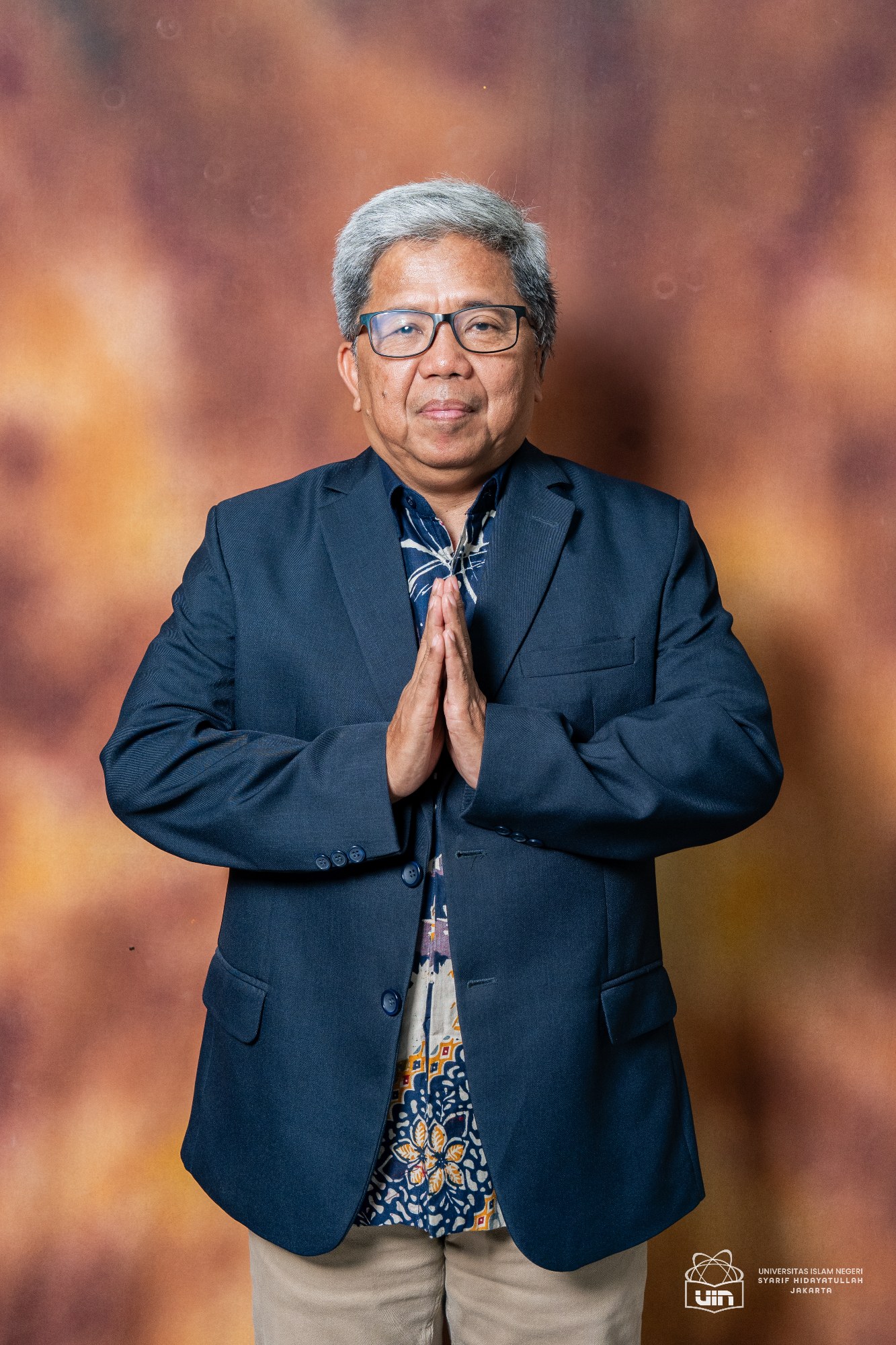 Prof. Dr. Idris Thaha, M.Si. 10