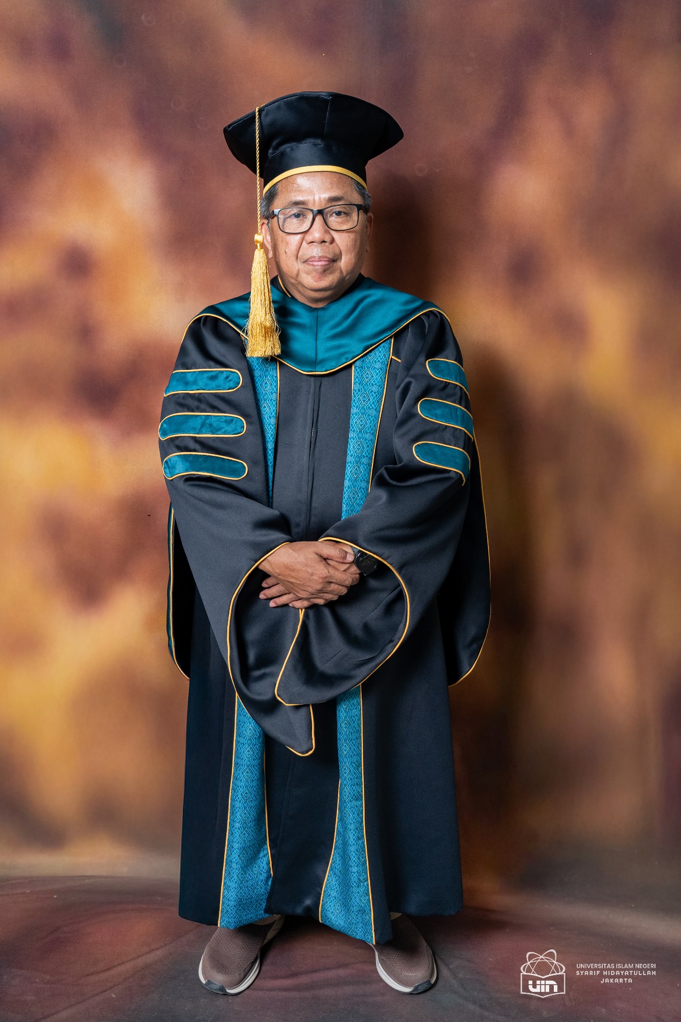 Prof. Dr. Idris Thaha, M.Si. 12