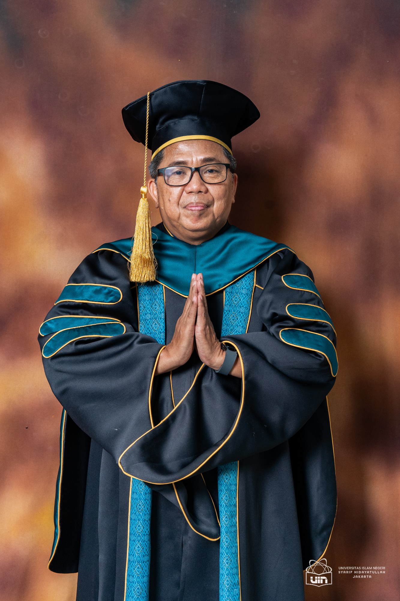 Prof. Dr. Idris Thaha, M.Si. 4