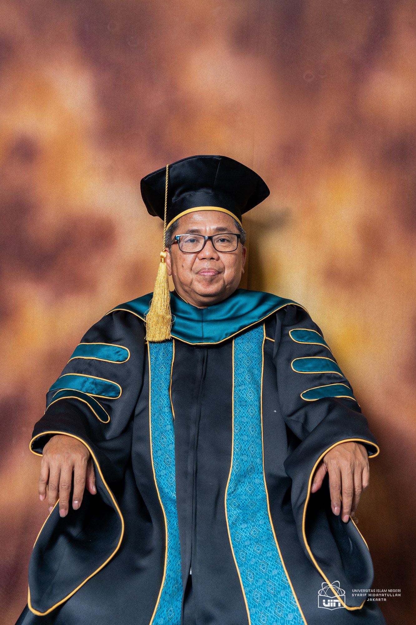 Prof. Dr. Idris Thaha, M.Si. 7