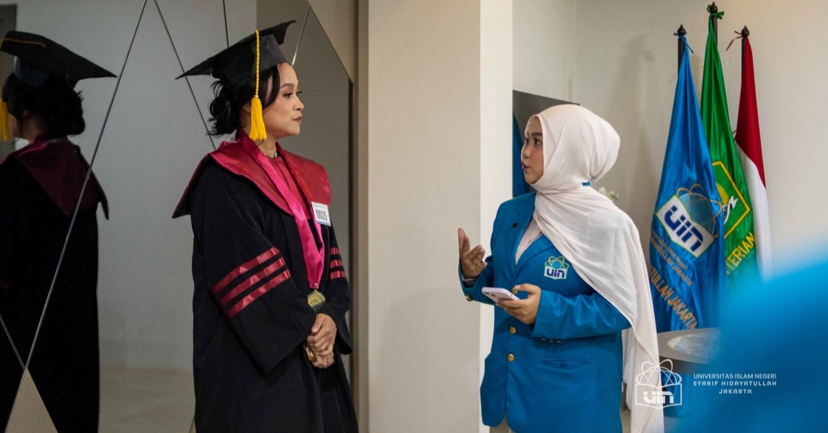 Mendobrak Sekat di Ruang Akademik: Kisah Ivon Rahmani, Wisudawati Non- Muslim yang Meraih Gelar Doktor di UIN Jakarta
